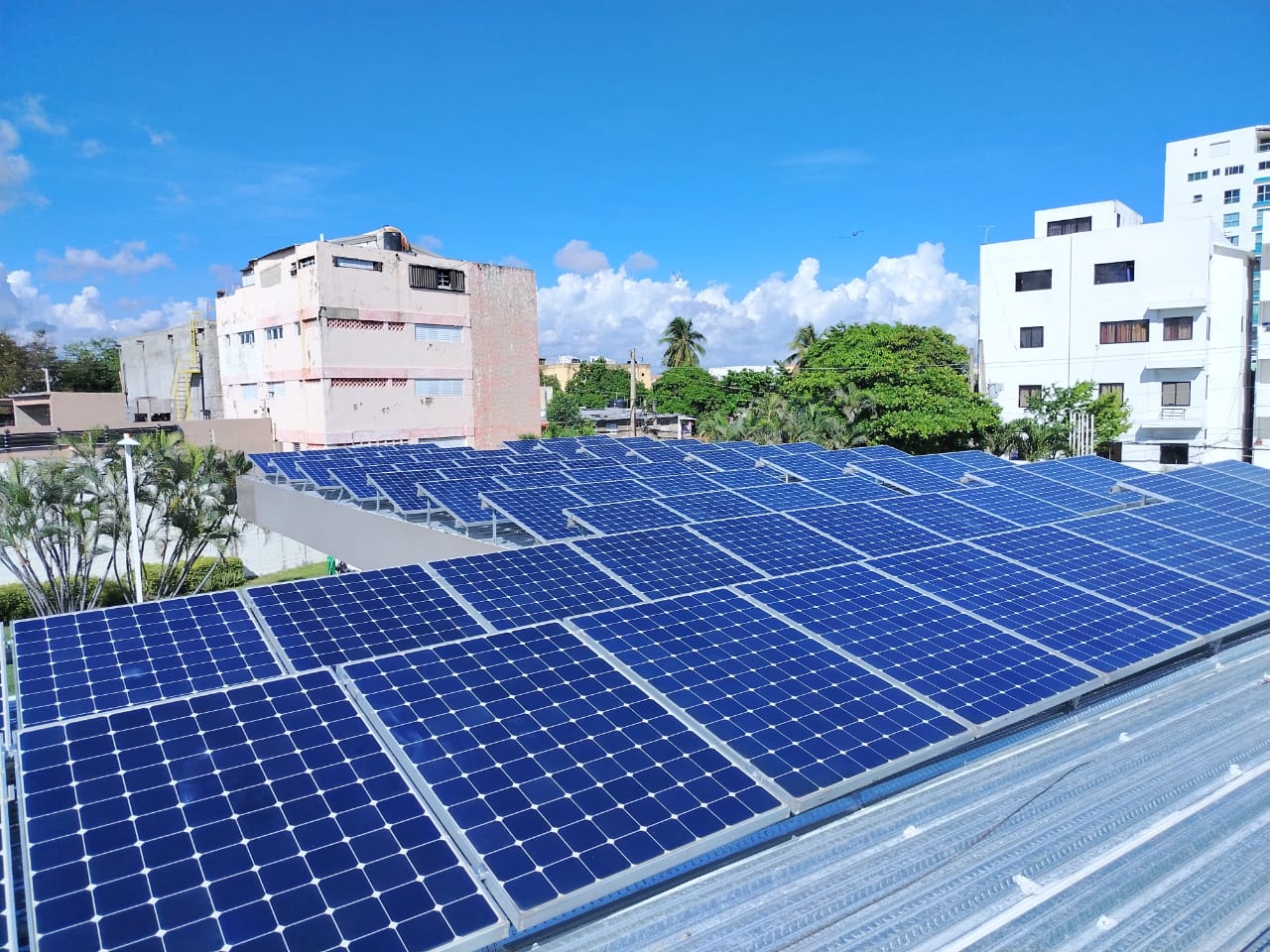 Sistema de paneles solares completamente instalado y operativo